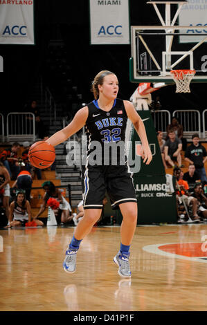 28. Februar 2013: Tricia Liston #32 des Herzogs in Aktion während der NCAA Basketball-Spiel zwischen den Miami Hurricanes und die Duke Blue Devils im Bank United Center in Coral Gables, FL. Die Hurricanes besiegten die Blue Devils 69-65. Stockfoto