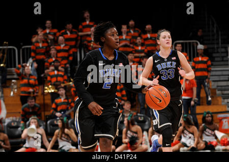 28. Februar 2013: Alexis Jones #2 des Herzogs in Aktion während der NCAA Basketball-Spiel zwischen den Miami Hurricanes und die Duke Blue Devils im Bank United Center in Coral Gables, FL. Die Hurricanes besiegten die Blue Devils 69-65. Stockfoto