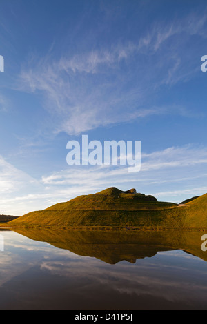 Reflexionen des Leiters der Northumberlandia, Charles Jencks menschlichen Landform Skulptur in der Nähe von Cramlington in Northumberland Stockfoto