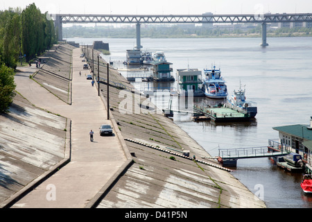 Nischni Nowgorod: Böschung und Metro-Brücke. Frühling. Mai. 2010 Stockfoto