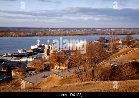 Russland. Nischni Nowgorod: Blick auf Nizhne-Volzhskaya Damm, Wolga. Frühlingszeit. April. Stockfoto