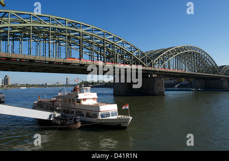 Köln-Eisenbahnbrücke von der Westbank des Rheins am frühen Morgen Stockfoto