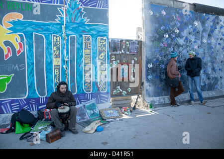 East Side Gallery, ehemalige Berliner Mauer, Berlin, Deutschland. 1. März 2013. Szenen nach Demonstranten Einhalt gebieten Abriss eines Teils der East Side Gallery, für den Zugriff zwischen einem 36-Wohnung komplex und den Ufern der Spree. Ein Teil der Mauer ist hier entfernt, ein einsamer Demonstrant und Touristen bleiben. Bildnachweis: Julie Woodhouse f / ALamy Live News Stockfoto