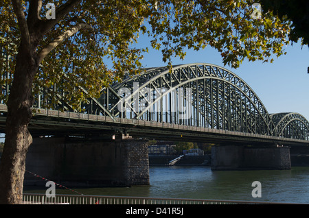 Köln-Eisenbahnbrücke von der Westbank des Rheins am frühen Morgen Stockfoto