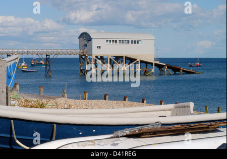 Rettungsstation auf Stelzen im Meer vor Selsey. West Sussex. England. Strand und Boote im Vordergrund Stockfoto