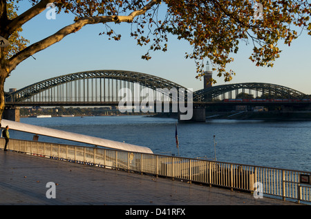 Köln-Eisenbahnbrücke von der Westbank des Rheins am frühen Morgen Stockfoto