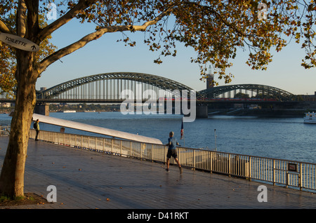 Köln-Eisenbahnbrücke von der Westbank des Rheins am frühen Morgen Stockfoto