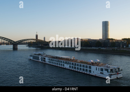 Eine Flusskreuzfahrt Schiff auf dem Rhein in Köln Stockfoto