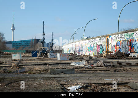 East Side Gallery, ehemalige Berliner Mauer, Berlin, Deutschland. 1. März 2013. Szenen nach Demonstranten Einhalt gebieten Abriss eines Teils der East Side Gallery, für den Zugriff zwischen einem 36-Wohnung komplex und den Ufern der Spree. Hier die verlassenen Arbeit vor Ort. Bildnachweis: Julie Woodhouse f / ALamy Live News Stockfoto