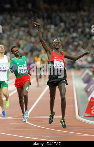 Abraham Tarbei Kenia feiert Gewinn der Goldmedaille bei den Herren 1500m - T46 im Olympiastadion bei den Paralympics London 2012 Stockfoto