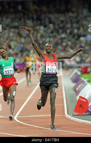 Abraham Tarbei Kenia feiert Gewinn der Goldmedaille bei den Herren 1500m - T46 im Olympiastadion bei den Paralympics London 2012 Stockfoto