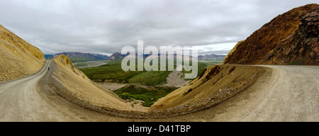 Panoramablick über einsame Wanderer vom Polychrome Pass, Denali National Park, Alaska, USA Stockfoto