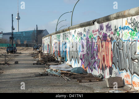 East Side Gallery, ehemalige Berliner Mauer, Berlin, Deutschland. 1. März 2013. Szenen nach Demonstranten Einhalt gebieten Abriss eines Teils der East Side Gallery, für den Zugriff zwischen einem 36-Wohnung komplex und den Ufern der Spree. Hier die verlassenen Arbeit vor Ort. Bildnachweis: Julie Woodhouse f / ALamy Live News Stockfoto