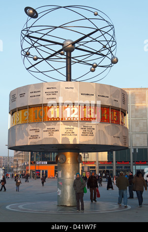 Berlin, Deutschland, die Urania-Weltzeituhr auf dem Alexanderplatz Stockfoto