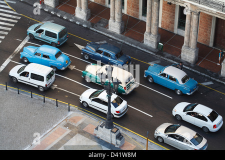 Alte amerikanische Autos gestoppt an Ampeln auf Paseo de Marti im Zentrum von Havanna Kuba Stockfoto