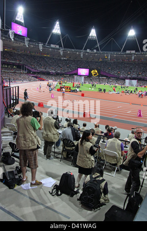 Blick vom Bereich Fotografen im Olympiastadion bei den Paralympics in London 2012. Stockfoto