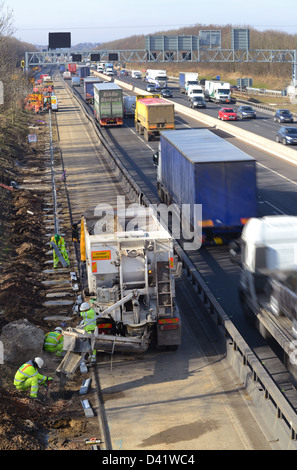 LKW liefern Zement zu Bauarbeiter arbeiten auf M62 upgrade Leeds, Yorkshire, Vereinigtes Königreich Stockfoto