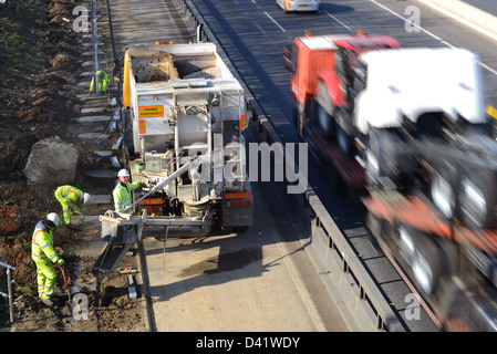 LKW liefern Zement zu Bauarbeiter arbeiten auf M62 upgrade Leeds, Yorkshire, Vereinigtes Königreich Stockfoto