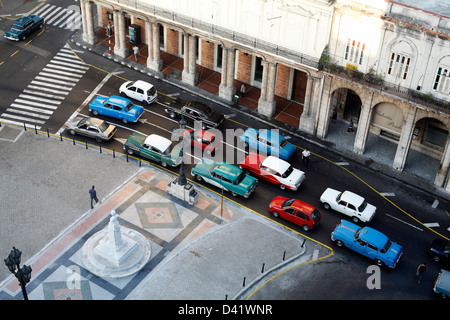 Alte amerikanische Autos gestoppt an Ampeln auf Paseo de Marti im Zentrum von Havanna Kuba Stockfoto