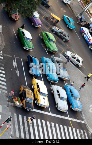 Alte amerikanische Autos an der Ampel In die Innenstadt von Havanna Kuba gestoppt Stockfoto