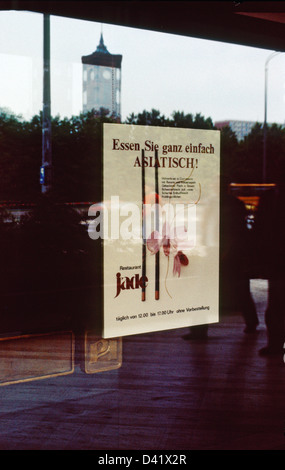 Berlin, DDR, Plakat in einem Fenster des Jade Restaurant am Alexanderplatz Stockfoto