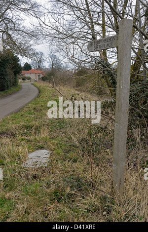 Wegweiser in Richtung Geburtsort von Admiral Lord Nelson in Burnham Thorpe, Norfolk Stockfoto