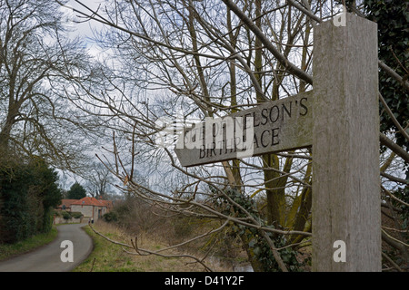 Wegweiser in Richtung Geburtsort von Admiral Lord Nelson in Burnham Thorpe, Norfolk Stockfoto