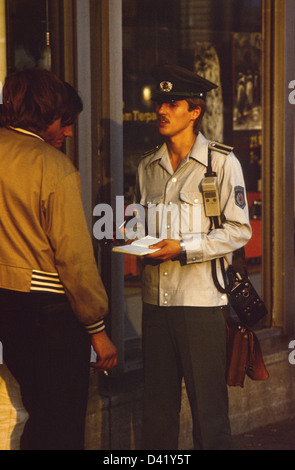 Berlin, DDR, Sicherheits-Check, fragte einen Mann, ein Polizist Stockfoto