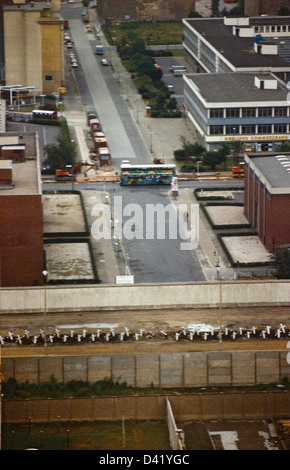 Berlin, DDR, mit Blick auf die Berliner Mauer in West-Berlin Stockfoto