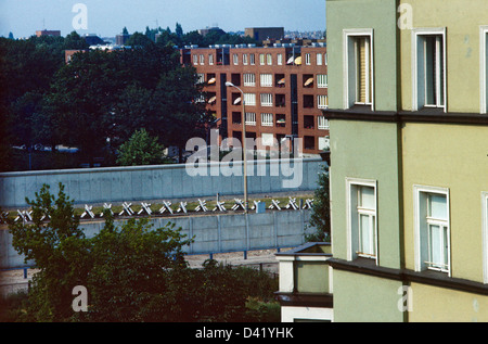 Berlin, DDR, mit Blick auf die Berliner Mauer in West-Berlin Stockfoto