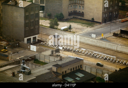 Berlin, DDR, mit Blick auf die Berliner Mauer in West-Berlin Stockfoto