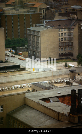 Berlin, DDR, mit Blick auf die Berliner Mauer in West-Berlin Stockfoto