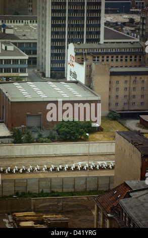 Berlin, DDR, mit Blick auf die Berliner Mauer in West-Berlin Stockfoto