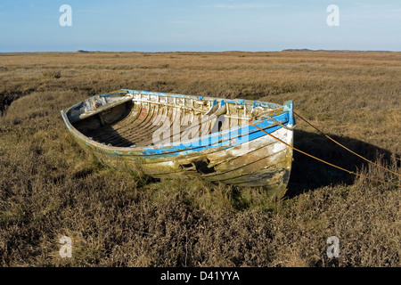 Verfallende Holzboot in der Bergkette in der Nähe von Brancaster Staithe, Norfolk, Großbritannien Stockfoto