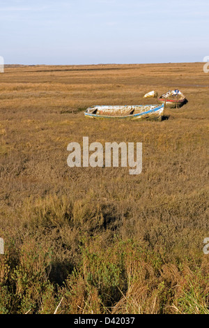 Verfallende Holzboot in der Bergkette in der Nähe von Brancaster Staithe, Norfolk Stockfoto