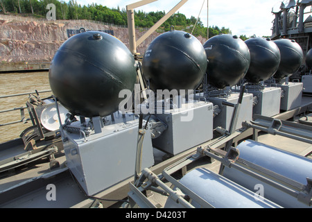 Seeminen an Bord der Minenleger Keihässalmi, derzeit ein Museumsschiff der finnischen Marine in Turku. Stockfoto