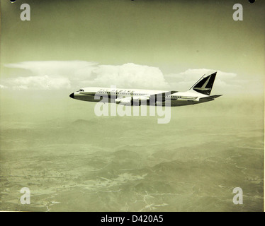 Die Convair 880 war ein in den späten 1950er Jahren von Convair konstruiertes Schmalkörper-Jet-Flugzeug, das mit der Boeing 707 und Douglas DC-8 konkurrierte. Er konnte etwa 110 Passagiere transportieren und war mit einem schlanken Design mit Turbojet-Motoren ausgestattet. Das Flugzeug wurde hauptsächlich von Fluggesellschaften wie Trans World Airlines und Delta eingesetzt, aber die begrenzte Nachfrage führte zu einer kleinen Produktionsleistung von 65 Einheiten. Stockfoto