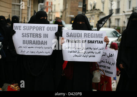 Verschleierte Frauen aus einer islamischen Protest-Gruppe unter der Leitung von Kleriker Anjem Choudry demonstrieren für die Freilassung von muslimischen Gefangenen in Saudi-arabischen Gefängnissen.  03.01.2013, London, Vereinigtes Königreich Credit: Mario Mitsis / Alamy Live News Stockfoto