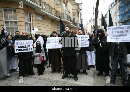 Islamische Protest-Gruppe unter der Leitung von Kleriker Anjem Choudry demonstrieren für die Freilassung von muslimischen Gefangenen in Saudi-arabischen Gefängnissen.  03.01.2013, London, Vereinigtes Königreich Credit: Mario Mitsis / Alamy Live News Stockfoto