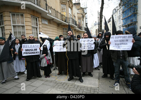 Islamische Protest-Gruppe unter der Leitung von Kleriker Anjem Choudry demonstrieren für die Freilassung von muslimischen Gefangenen in Saudi-arabischen Gefängnissen.  03.01.2013, London, Vereinigtes Königreich Credit: Mario Mitsis / Alamy Live News Stockfoto