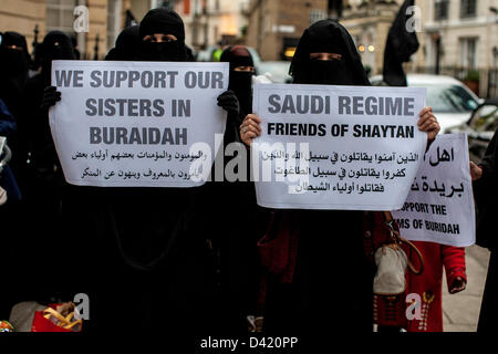 Verschleierte Frauen aus einer islamischen Protest-Gruppe unter der Leitung von Kleriker Anjem Choudry demonstrieren für die Freilassung von muslimischen Gefangenen in Saudi-arabischen Gefängnissen.  03.01.2013, London, Vereinigtes Königreich Credit: Mario Mitsis / Alamy Live News Stockfoto