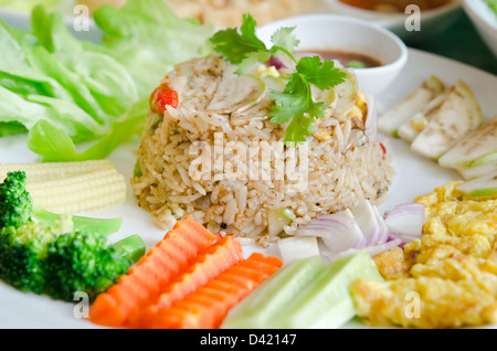 Thai-Küche, gemischt gekochten Reis mit Garnelen Paste Sauce und frischem Gemüse. Stockfoto