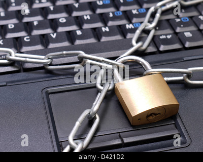 Closeup Aufnahme von Laptop-Tastatur mit Kette und Vorhängeschloss gesichert Stockfoto