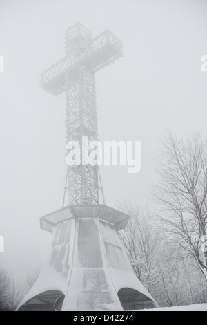 Mont Royal Cross / Croix du Mont Royal im Nebel und Nebel im Schnee bedeckt Mont Royal Park, Winter, Parc du Mont-Royal, Montreal Stockfoto