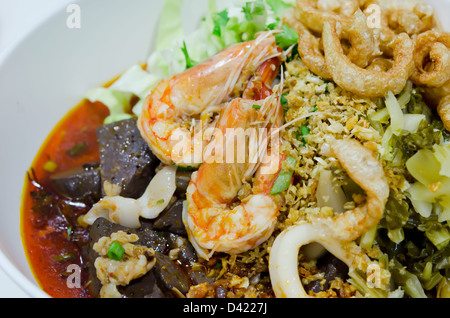 Reisnudeln mit Schweinefleisch und Fisch-Sauce, Lieblingsessen, Norden von Thailand Stockfoto