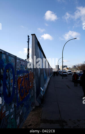 Demonstranten gegen die Abschaffung der 22 Meter von das letzte verbleibende Stück der Berliner Mauer verhindert das Entfernen der Mauer am Freitag. Das Gebäude ein Hotel und Luxus Apartments droht die Wand. Stockfoto