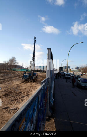 Demonstranten gegen die Abschaffung der 22 Meter von das letzte verbleibende Stück der Berliner Mauer verhindert das Entfernen der Mauer am Freitag. Das Gebäude ein Hotel und Luxus Apartments droht die Wand. Stockfoto