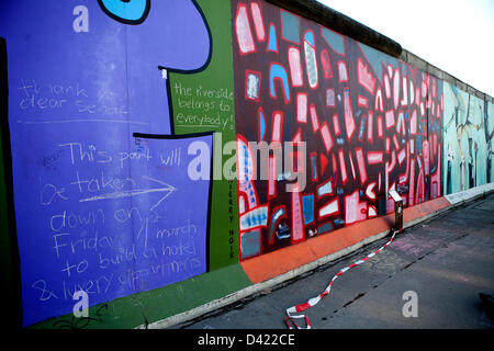 Demonstranten gegen die Abschaffung der 22 Meter von das letzte verbleibende Stück der Berliner Mauer verhindert das Entfernen der Mauer am Freitag. Das Gebäude ein Hotel und Luxus Apartments droht die Wand. Stockfoto