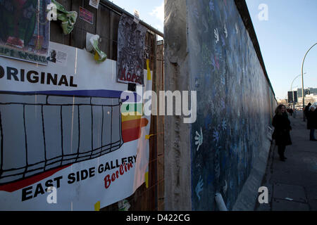 Demonstranten gegen die Abschaffung der 22 Meter von das letzte verbleibende Stück der Berliner Mauer verhindert das Entfernen der Mauer am Freitag. Das Gebäude ein Hotel und Luxus Apartments droht die Wand. Stockfoto