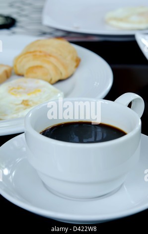 Schwarzen Kaffee auf dem Tisch Stockfoto